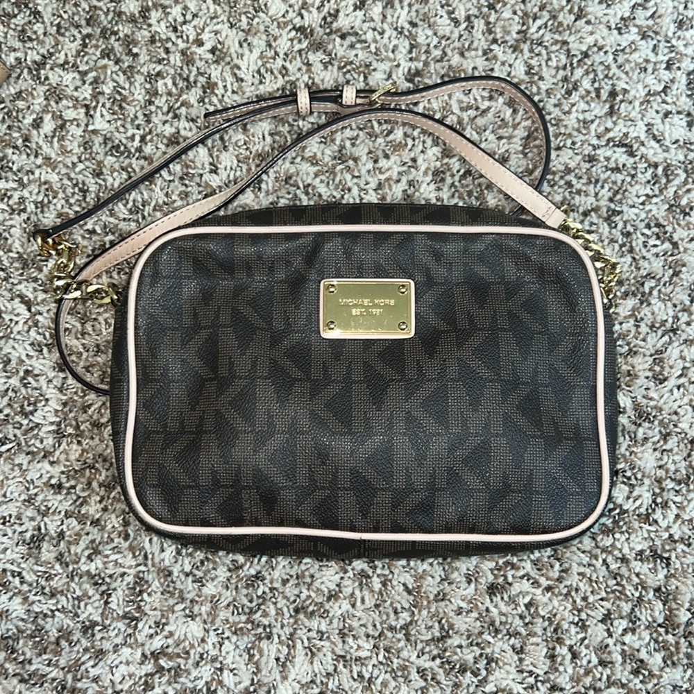 Micheal Kors Logo crossbody bag